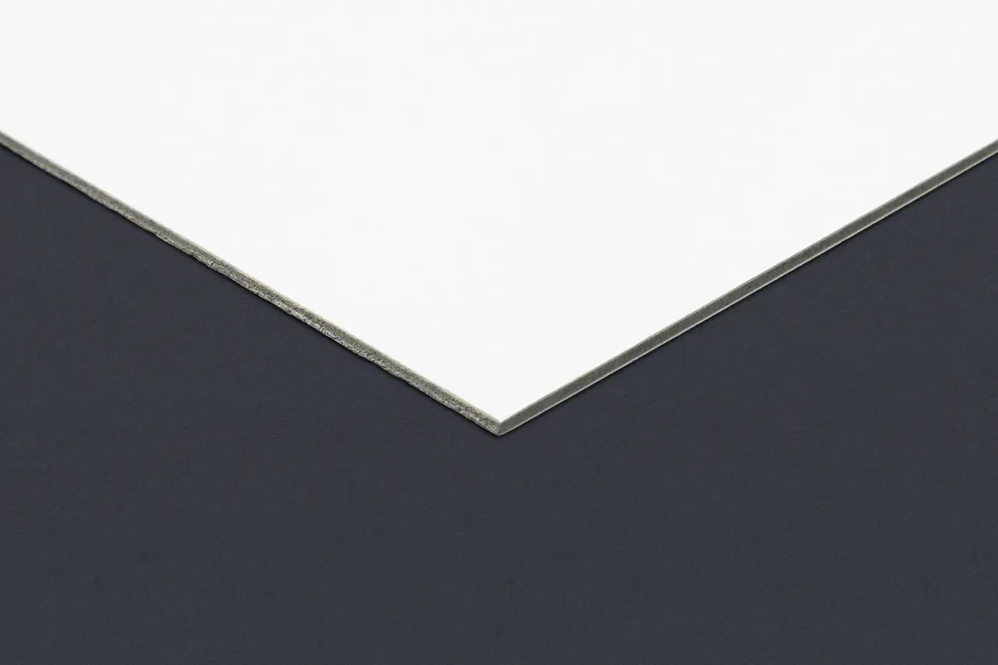 Display Boards, board edge on dark background – printed by Buzz Media